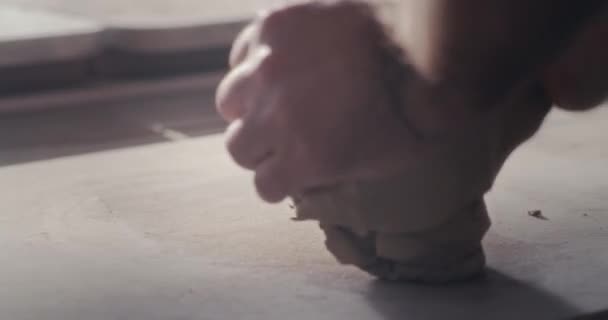 Anonyme artisan pétrissage argile molle - Séquence, vidéo