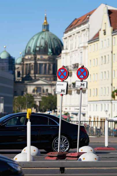     Tienrakennustyömaa sillalla Berliinissä ilman stop-merkkejä                            - Valokuva, kuva