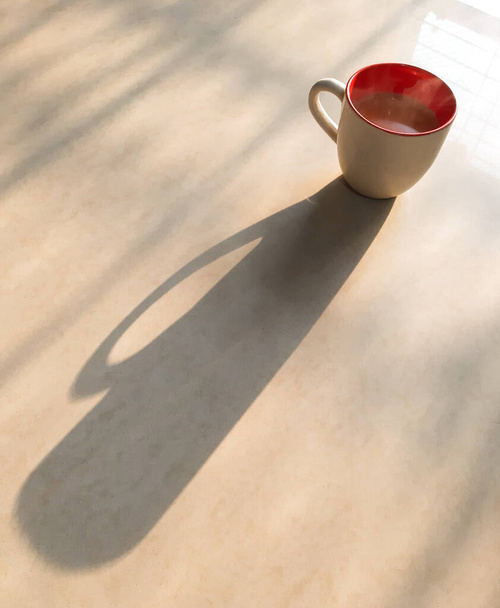 Sabah ışığında bir fincan çay. Sıcak çay fincanının canlı görüntüsü. - Fotoğraf, Görsel
