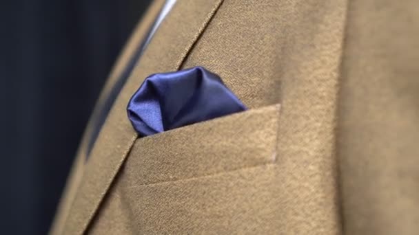 Klasszikus férfi öltöny és zsebkendő a zakó zsebében. Üzletember, férfi divat.. - Felvétel, videó