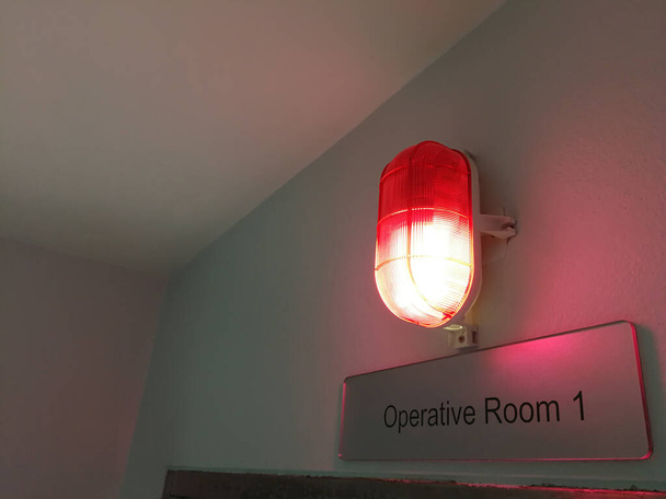 Lámpara roja de quirófano o sala de cirugía en proceso en el hospital - Foto, imagen