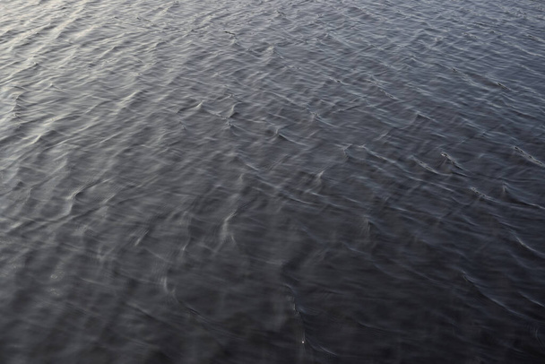 2 - Teljes keret finoman hullámzó tó víz. sima napfény ad fokozatos színeket az egész keret. Hullámok nem sóvárog, esti napfény. - Fotó, kép