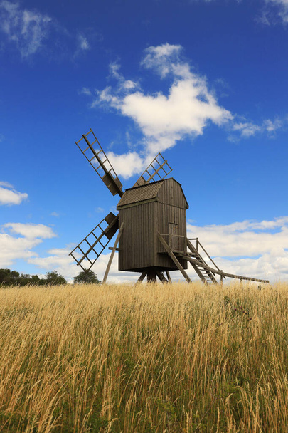 Jeden starý dřevěný tradiční post větrný mlýn se nachází ve švédské provincii Oland. - Fotografie, Obrázek