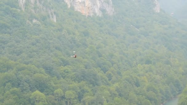 Bellissimo paesaggio di uno dei più grandi canyon del mondo, vicino al fiume Tara e al ponte Djerdjevic, zipline turismo attivo, i turisti stanno riposando in vacanza - Filmati, video