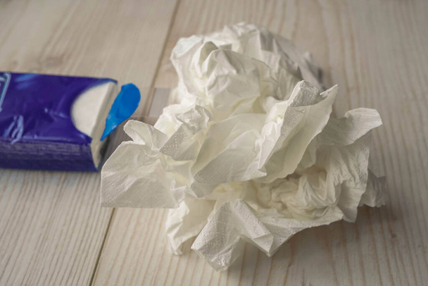 Weiße gebrauchte und neue Taschentücher zum Nasenputzen - Foto, Bild
