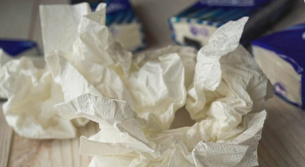 Weiße gebrauchte und neue Taschentücher zum Nasenputzen - Foto, Bild