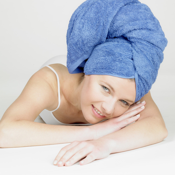 Полотенце на голове. Голубое полотенце на голове. Женщина с полотенцем на голове. Тюрбан полотенце для волос для подростков.