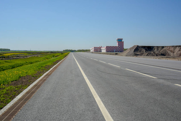 Petersburg, lotnisko, 17 maja 2014. Puste lotnisko z białymi liniami odlatującymi na horyzont. - Zdjęcie, obraz