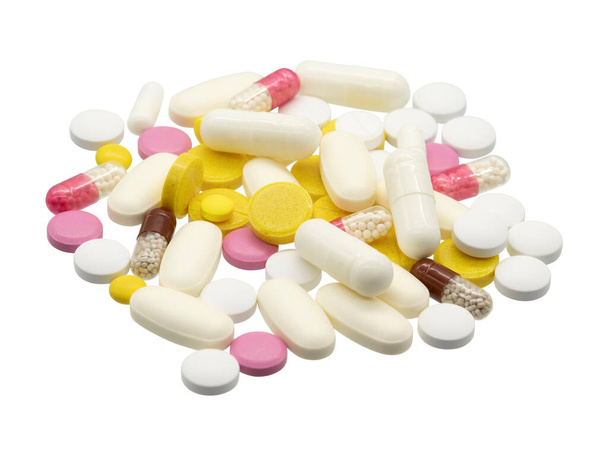 Тема аптеки. Таблетки и капсулы изолированы на белом фоне - Фото, изображение