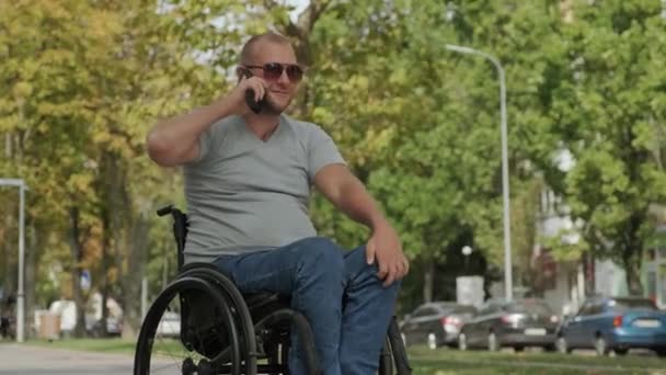 Homem com deficiência formação no ginásio do centro de reabilitação - Filmagem, Vídeo