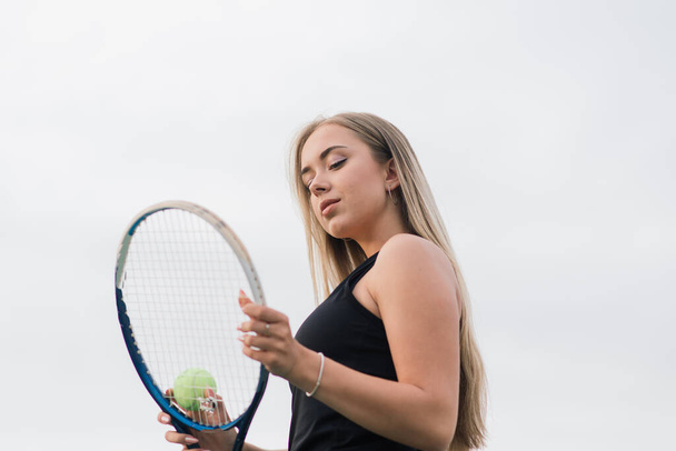 Torneio de ténis. Jogadora feminina na quadra de tênis de barro - Foto, Imagem