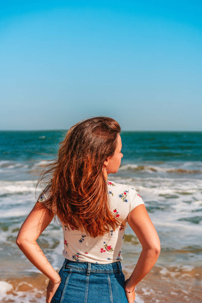 Bella giovane donna con lunghi capelli passeggiate lungo il Mar Nero sulla spiaggia - Foto, immagini