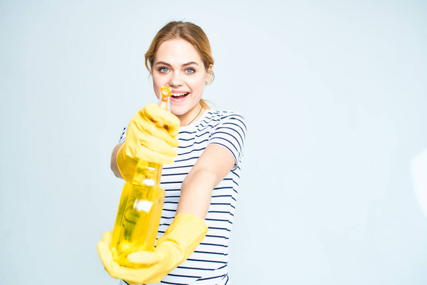 Dama de limpieza en guantes de goma detergente ama de casa - Foto, imagen