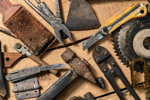 Παλιά vintage οικιακά εργαλεία χέρι νεκρή φύση σε ένα ξύλινο υπόβαθρο σε ένα DIY και επισκευή έννοια - Φωτογραφία, εικόνα