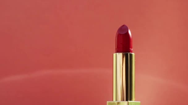 Batom vermelho chique em tubo dourado e clarões brilhantes, produto de maquiagem de luxo e cosméticos de férias para a marca de beleza - Filmagem, Vídeo