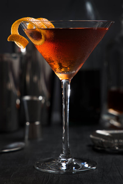 Манхеттенський коктейль з оранжевим скручуванням, як гарнір. - Фото, зображення