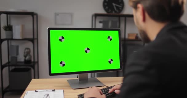 Office man working on computer with chroma key screen - Záběry, video
