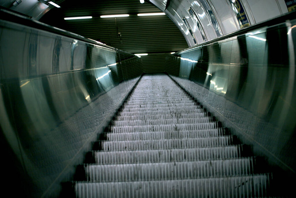 Rolltreppe. Bewegte Treppen. Abstieg zur U-Bahn-Station. - Foto, Bild