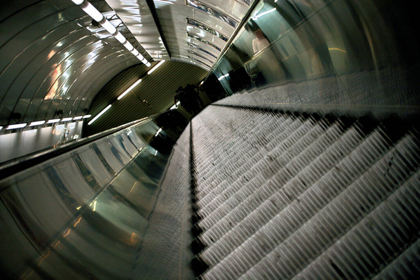 Escada rolante. A mover escadas. Descida à estação de metrô. - Foto, Imagem
