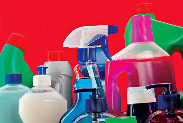 Reinigungsmittel in Flaschen. Farbenvielfalt.  - Foto, Bild