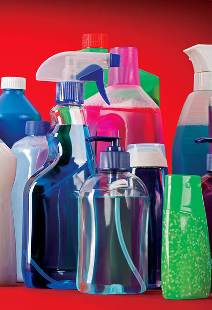 Reinigungsmittel in Flaschen. Farbenvielfalt.  - Foto, Bild