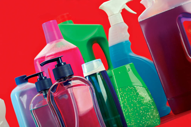 Prodotti per la pulizia in bottiglia. Varietà di colori.  - Foto, immagini