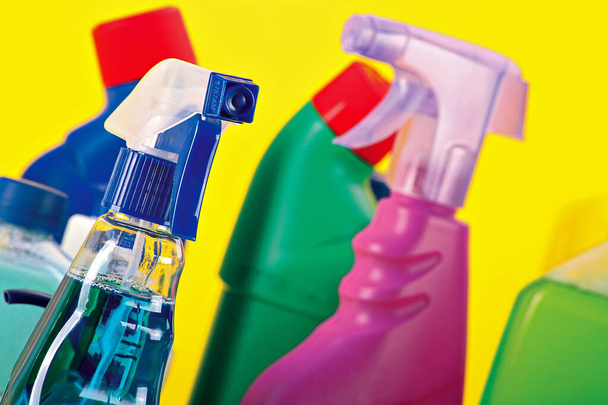Produtos de limpeza em garrafas. Variedade de cores.  - Foto, Imagem