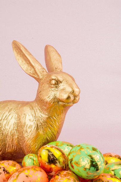 duży złoty królik na różowym tle - Zdjęcie, obraz