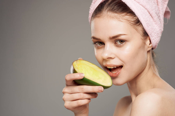 Donna allegra che mangia vitamine di mango salute delle spalle nude - Foto, immagini