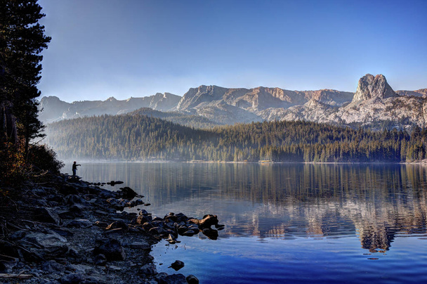 Озеро Рефлекс і ранні ранкові гори поблизу Маммот - Лейк - Марі, округ Твін - Лейкс, Каліфорнія Осінні кольори - Фото, зображення