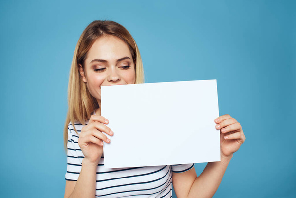 Nő holding sheet of paper striped T-shirt Másolás hely vágott kilátás kék háttér - Fotó, kép