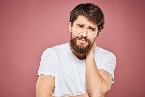 emotivní muž bílá tričko smutný výraz obličeje růžové pozadí - Fotografie, Obrázek