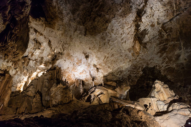 Hermosas cuevas subterráneas naturales del Jura en Francia - Foto, imagen