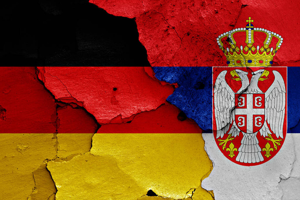 banderas de Alemania y Serbia pintadas en la pared agrietada - Foto, Imagen