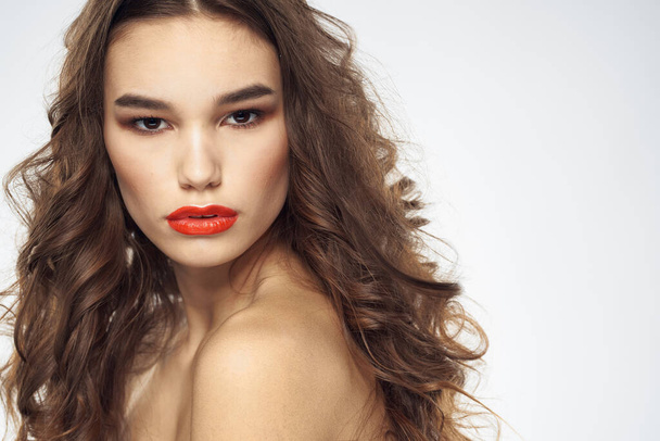 Κομψή γυναίκα με γυμνούς ώμους κόκκινα χείλη glamor ελκυστική εμφάνιση περικοπεί ματιά - Φωτογραφία, εικόνα