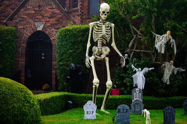 Long Beach, Kalifornien, USA - Oktober 2020: Skelett und Friedhof für Halloween. - Foto, Bild