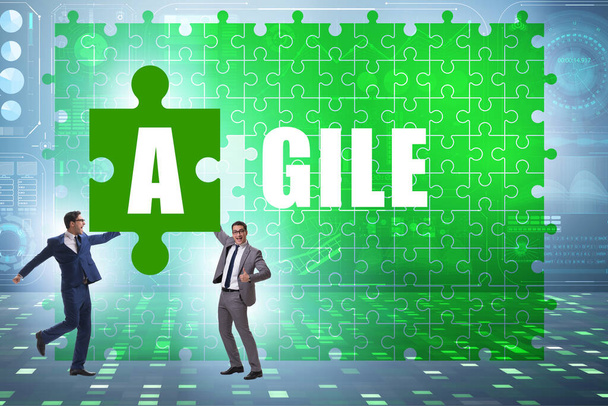 Agiles Konzept: Geschäftsmann setzt Puzzle zusammen - Foto, Bild