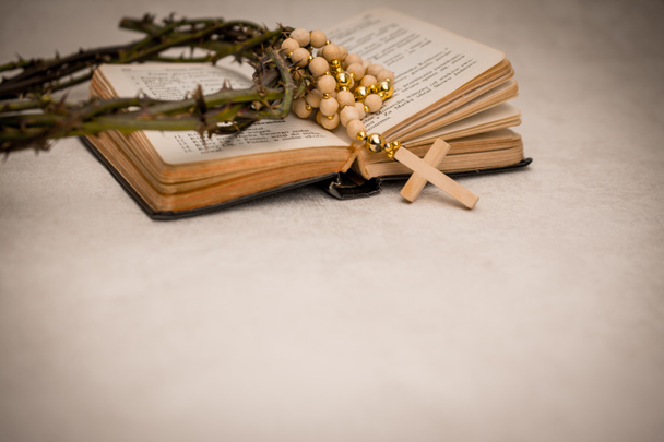 bible and wooden rosary background - Foto, Imagem