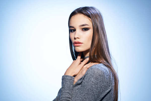 mooie vrouw heldere make-up grijze jas aantrekkelijke look luxe model studio - Foto, afbeelding