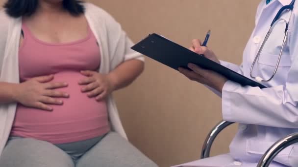 Těhotná žena a gynekolog lékař v nemocnici - Záběry, video