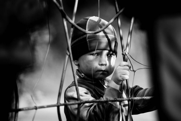 Um rapazinho ofendido, com um olhar triste nos olhos. Fotografia em preto e branco. - Foto, Imagem