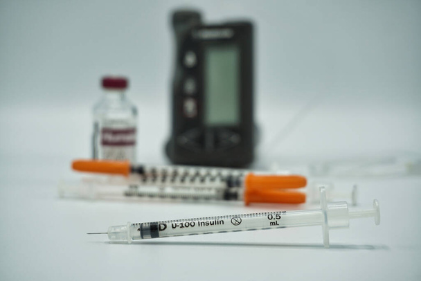инсулиновая бутылка, одноразовые шприцы, насос, контроль уровня глюкозы в крови для инъекций для лечения диабета - Фото, изображение