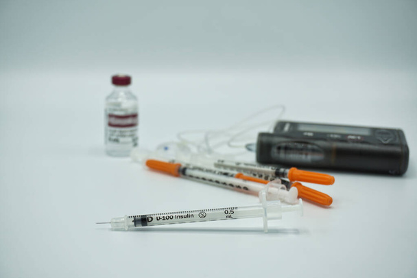 инсулиновая бутылка, одноразовые шприцы, насос, контроль уровня глюкозы в крови для инъекций для лечения диабета - Фото, изображение