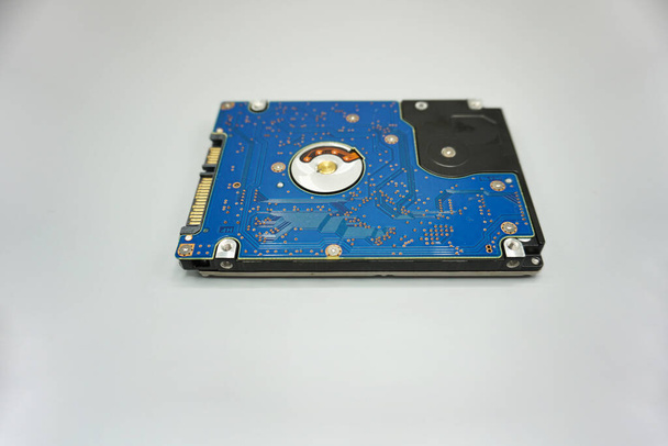 Jednotka Sata 2.5 HDD. Pevný disk pevného úložiště izolovaný na bílém pozadí - Fotografie, Obrázek