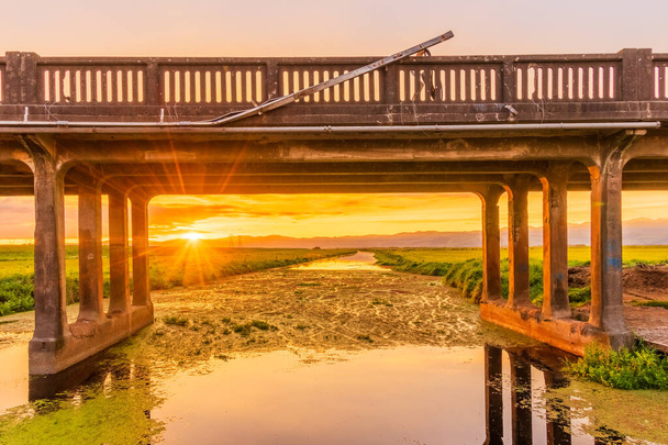 La dernière section du pont de tréteau Whirokino avec un magnifique lever de soleil. - Photo, image