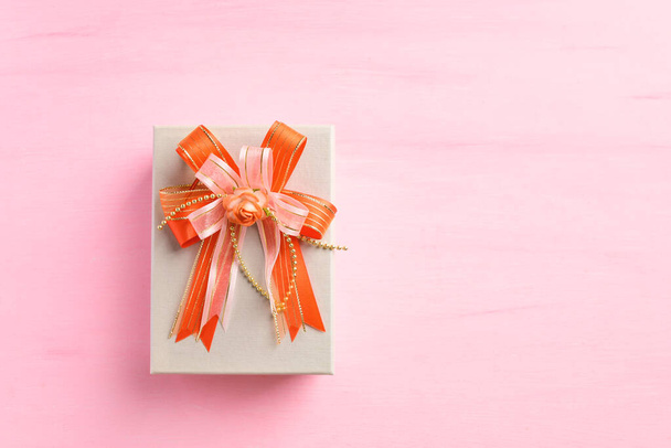 Scatola regalo con nastro arancione su sfondo rosa, regalo per dare in giorno speciale, Vista dall'alto - Foto, immagini