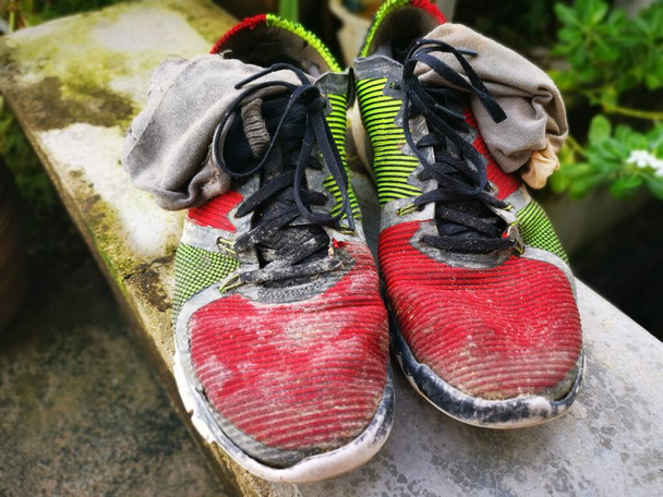 kijelzők a régi elhasználódott tornacipő és harisnya. - Fotó, kép