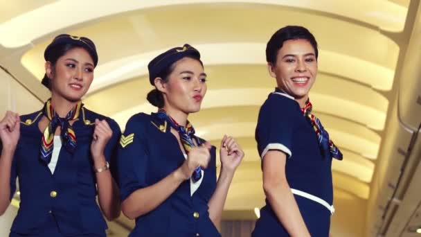 Tripulación de cabina bailando con alegría en avión - Metraje, vídeo