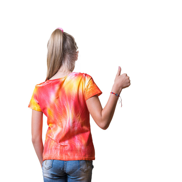 Dívka v kravatě barviva tričko ukazuje palce nahoru izolované na bílém pozadí. - Fotografie, Obrázek