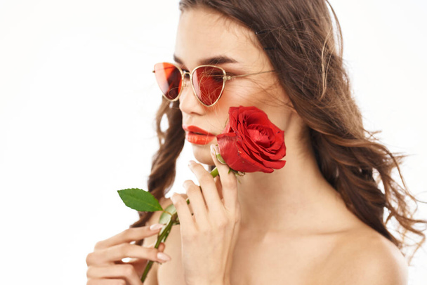 Chica morena con rosa roja y gafas de sol hombros desnudos - Foto, Imagen